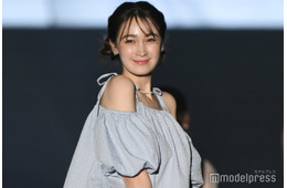 新婚の藤井サチ、“超ミニ”ジャケットスタイルで圧巻美脚スラリ「レベチのスタイル」「全てが憧れ」と反響