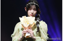 「今日好き」秋山みづき、ミニスカ×ブーツの冬コーデで美脚スラリ「スタイルレベチ」「透明感半端ない」の声