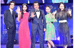 藤岡舞衣、父・藤岡弘、＆兄姉との18歳バースデー家族ショット公開「美形家族」「パパとの距離感素敵」