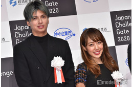 川崎希＆アレク夫妻、娘の生後7ヶ月記念に家族3ショット公開「そっくり」「ぱっちりお目々可愛すぎる」と反響