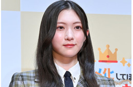 櫻坂46谷口愛季、美脚スラリの赤ニットワンピ＆フードコーデ「童話から出てきたみたい」「可愛さ限界突破」と反響