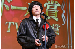 SixTONES松村北斗は「奇跡のような存在」サプライズゲストからの祝福に笑み溢れる【2026年エランドール賞】