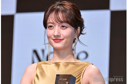 谷まりあ、ゴールド輝くノースリドレスで抜群スタイル マスク着用でも「目元で気付いてもらうことが多い」【Beauty of the year 2026】