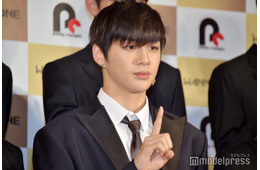 “Wanna One再集結”控えるカン・ダニエル、入隊日に坊主姿公開で反響相次ぐ「綺麗すぎてびっくり」「かっこよすぎ」