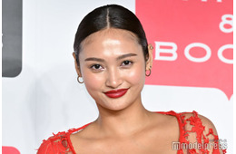 “驚異の10頭身”モデル・香川沙耶「大切な人とこれからの時間を共にすることになりました」薬指に指輪キラリ＆お相手との密着ショットも