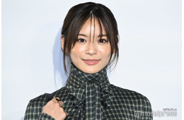 永瀬莉子、チェック柄ワンピ＆パンプスでハイセンスな着こなし ほっそり美脚際立つ【ディオール バンブーパビリオン】