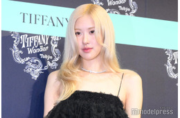 BLACKPINKロゼ、ベアトップミニドレスで美脚＆美デコルテ披露「オーラ別格」「美の化身」と反響