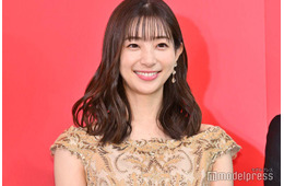 足立梨花、美デコルテ際立つキャミ姿に熱視線「色気すごい」「肌綺麗」