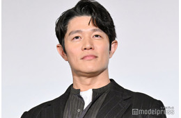 「リブート」鈴木亮平、肉体美際立つ上裸姿に視線集中「彫刻みたい」「腹筋バキバキでかっこいい」の声