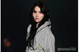 IS:SUE・NANO（釼持菜乃）抜群スタイル＆ニヤリと微笑む表情にファン釘付け「かっこよすぎる」「撃ち抜かれた」【TGCあいち・なごや2026】