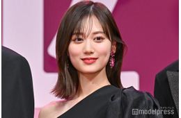 山下美月、沖縄ビーチでキャミソール姿披露「二度見した」「爽やかで素敵」の声