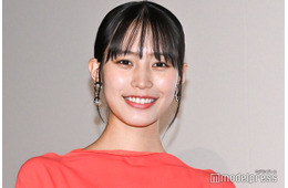 南沙良、ミニ丈・タイツ…美脚コーデ2選「理想の脚線美」「ハンサムウーマン」と反響