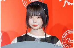 あの、オーバーサイズトップス×ミニ丈コーデで美脚スラリ「センスの塊」「スタイル抜群」の声