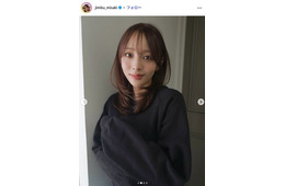 神部美咲、スリット入りデニムロングスカート姿で美脚披露「セクシー」「脚が綺麗」の声