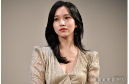 TWICEミナ、ヘソ出し×ミニスカ衣装で圧巻スタイル輝く「華奢」「オーラ全開」の声