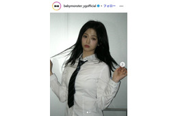 BABYMONSTERアヒョン、美脚スラリのミニ丈ルームウェア姿 モーニングルーティン動画に「スタイル完璧すぎ」「すっぴんもレベチ」の声