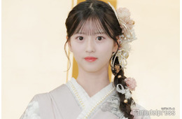 AKB48初“研究生センター”、ミニスカワンピから美脚際立つ「ビジュ優勝」「脚長くて綺麗」の声