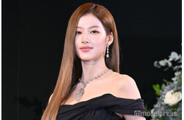 TWICEサナ「年に一度」素肌輝くオーバーオール＆ベアトップ姿披露「スタイルが神」「美しさレベチ」の声