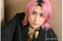 Snow Man佐久間大介「もっと演技が上手くなりたい」ひたむきな向上心から明かした本音 グループ活動と重なる座長像とは【「スペシャルズ」インタビュー前編】