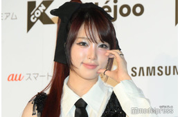 IZ*ONE出身イェナ、ショーパン×黒ストッキング姿で圧巻美脚見せ「ビジュアルが強い」とファン絶賛