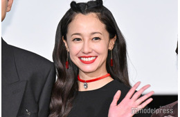 沢尻エリカ、7年ぶり映画出演で舞台挨拶登壇 後輩女優が涙「おかえりっていう言葉を伝えたい」