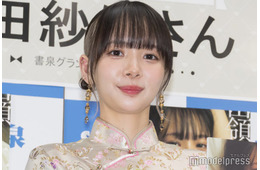 岡田紗佳、ベアトップドレスで美デコルテ披露「セクシー」「憧れの体型」の声