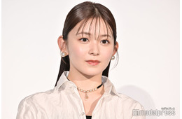 久間田琳加、腰まで入った大胆スリットから美脚見せ「セクシー」「身体の半分以上が脚」