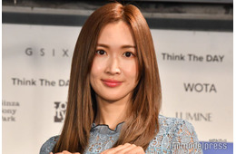 紗栄子、ミニスカのカジュアルコーデで美脚スラリ「可愛すぎる社長」「スタイルレベチ」の声