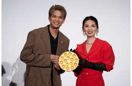 田中麗奈＆森崎ウィン、金のアイテム纏いイベント登場 “2億超え”純金たこ焼き器に緊張「ご利益あるんじゃないかな」【黄金泥棒】