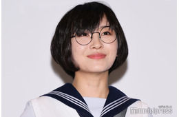 新しい学校のリーダーズ・SUZUKA、セーラー服脱いだ“別人級”ショットに驚きの声「一瞬誰かと」「眼鏡なしで雰囲気変わる」