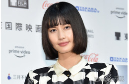 橋本愛、ショートカットで雰囲気ガラリ「かっこよくて見惚れる」「大胆に切ってる」と反響
