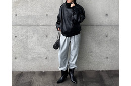 ZARAのレザージャケットでハンサムに。モノトーンで魅せる最旬スポーティスタイル【40代の毎日コーデ】
