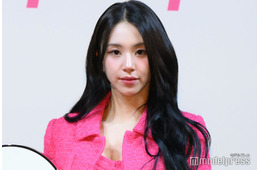 TWICEチェヨン、ほっそりウエスト＆美肩輝く衣装ショット公開「ビジュ強すぎる」「美しすぎて目が離せない」と絶賛の声