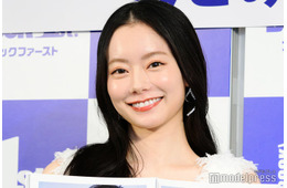 なごみ、ミニスカで美脚スラリ 雰囲気一変の大人ムードに「脚長すぎ」「絵になる」と反響