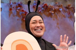 くりぃむ有田、約20年ぶりコントテレビ番組始動で奇抜アリ姿に Snow Man深澤辰哉らと現代社会の孤独描く【アリフォルニア】