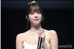 LE SSERAFIMウンチェ、雨の日のミニスカコーデが話題「引き締まった美脚」「スタイル抜群で眼福」