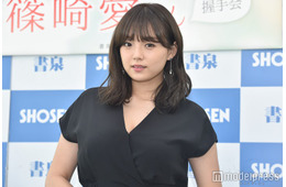 篠崎愛、美脚際立つ膝上丈スーツ姿公開「綺麗すぎる」「絵になる」の声