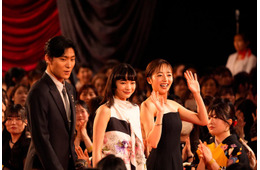 見上愛＆森田望智、ドレスから美肩披露 松谷鷹也は黒スーツでオーラ放つ【第49回日本アカデミー賞】