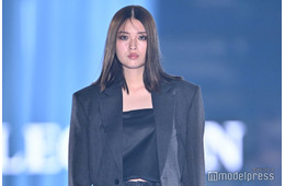 茅島みずき、美脚際立つショーパン姿 ストレートヘアで大人の雰囲気【TGC2026 S/S】