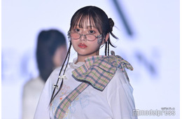 希空、お団子ヘア×メガネが可愛い レイヤードスタイル着こなす【TGC2026 S/S】