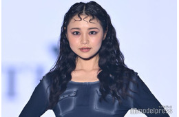 林芽亜里、美脚際立つミニ丈ボトムス身にまとい堂々ランウェイ 印象ガラリのウェービーヘアで新境地【TGC2026 S/S】