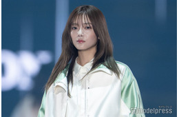 櫻坂46田村保乃、膝上丈ワンピからほっそり美脚輝く 笑顔封印ランウェイでギャップ見せ【TGC2026 S/S】