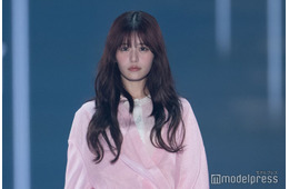 FRUITS ZIPPER月足天音、透け感ピンクコーデで大人の魅力解放「アンニュイな表情素敵」「ウェーブヘア似合いすぎ」と反響続々【TGC2026 S/S】