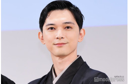 吉沢亮「日アカ」オフショットのポーズが話題「見覚えあると思ったら」「6年前思い出す」