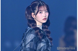 FRUITS ZIPPER月足天音、ツインテール×デニムミニスカの甘辛スタイリング 圧巻ランウェイに視線釘付け【IDOL RUNWAY COLLECTION 2026】