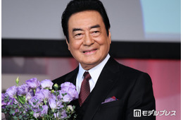 高橋英樹「結婚52周年です」妻顔出しの記念日デートショット＆金婚式の写真公開「笑顔がそっくり」「毎年お祝いしてて素敵」と反響