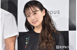 重盛さと美、美脚輝くミニ丈ジャンスカコーデ公開「彼女感満載」「何着ても似合う」と反響