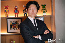 TikTokでバズる“キレまくる黒服・セクシー”って何者？地獄の六本木修行「ここで負けたら終わり」仕事の流儀語る【モデルプレスインタビュー】