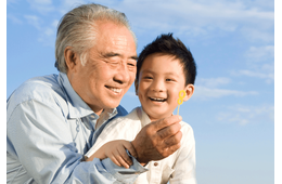 80代の祖父が3歳のひ孫のために豹変！？　膝の痛みも忘れて”床を這い回る”理由に「感動した」