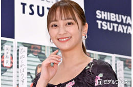 第1子出産発表の岡田結実、美人母との密着プリクラ公開「姉妹みたい」「母娘そっくり」と反響